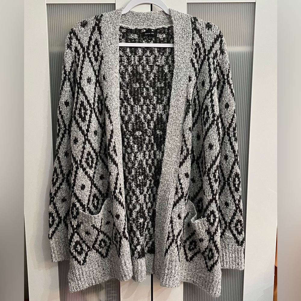Women’s knit cardigan with pockets